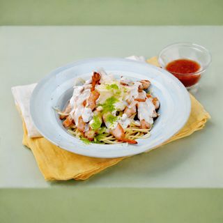 Piept de pui in sos gorgonzolla servite cu paste natur