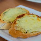 Pan de Ajo al Horno con Queso 