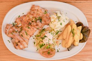 Muslo de Pollo con Ensaladas Alemanas y Papas Fritas