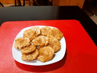Patacones con cebolla curtida y aderezos