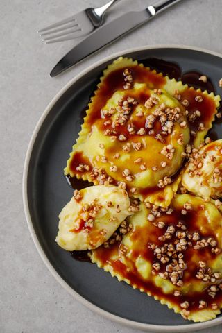 Ravioli cu carne de vită, Brie și veloute de cartof