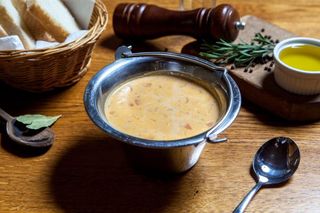 Supă de fasole cu ciolan afumat