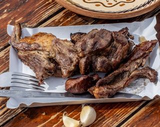 Pastrama de oaie la gratar cu cartofi la cuptor