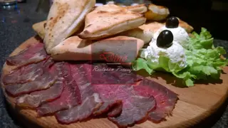 Uštipci sa kajmakom, sudžukom i suhim mesom