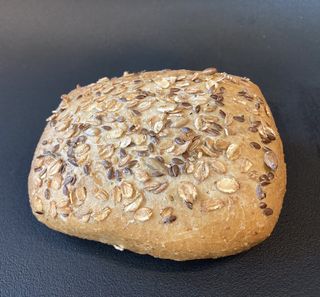 Bułka pszenna z ziarnem 70g