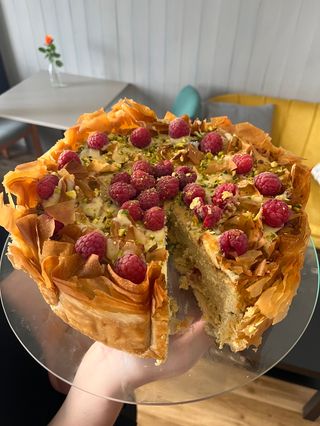 Sernik pistacjowy z malinami