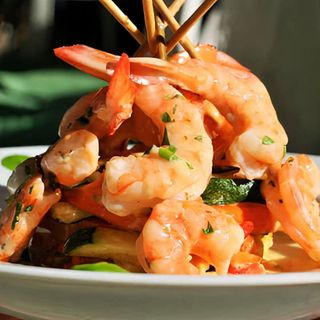 Creveti cu legume si sos de vin alb