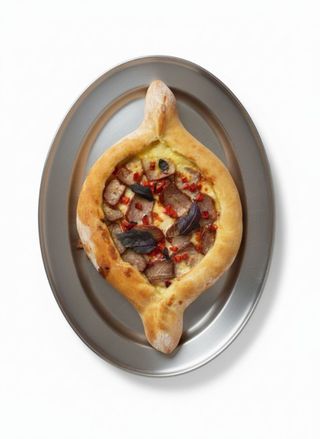 Chaczapuri-pizza z mięsem z grilla