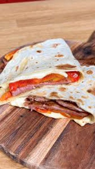 Piadina con salsiccia, scamorza, cipolla, peperoni e crema di funghi