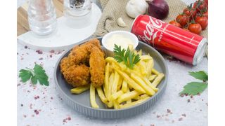 Aripioare crocante,cartofi prajiti,sos de maioneza cu usturoi,Coca Cola