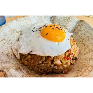 Arroz frito con pollo y huevo plancha