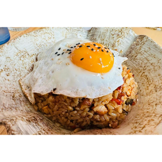 Arroz frito con pollo y huevo plancha
