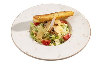 Салата Цезар с крехко пилешко филе на грил (340г)