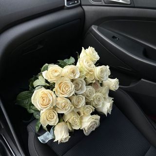 20 roses blanches emballées 