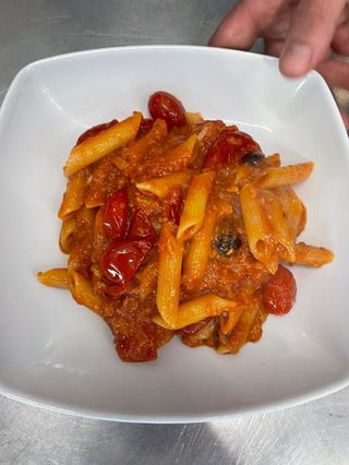 Penne tonno, olive nere e pomodorini