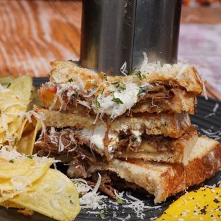 TOSTA CARNE PICADA 100% BOVINA, PHILLADELPHIA E PÃO ALENTEJANO