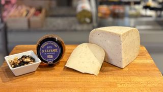 Ser kozi Tartufo z truflami ( 200 g )