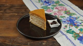 თაფლის ნამცხვარი გირჩით / Honey Cake with Pine Cone Jam