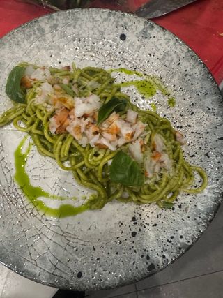 Прясна паста с песто от авокадо, пистачио и скариди