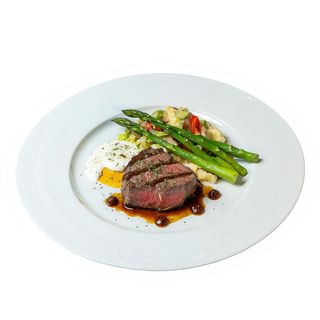 Bistec Con Ensaladilla Con Espárragos Y Ensalada