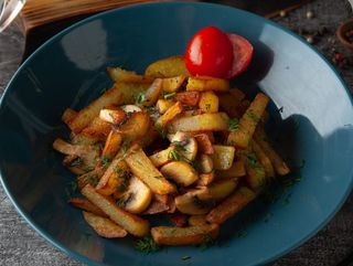 Жареный картофель с грибами и телятиной (350г)