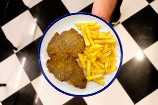 Escalopa De Ternera Con Patatas Fritas