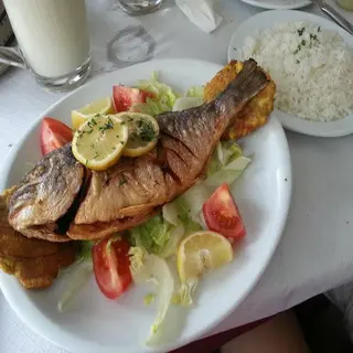 Dorada Frita Con Ensalada, Patacón Y Arroz