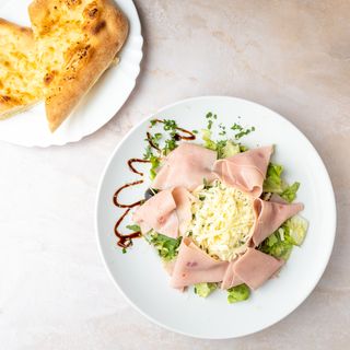 Salata sa sirom i šunkom