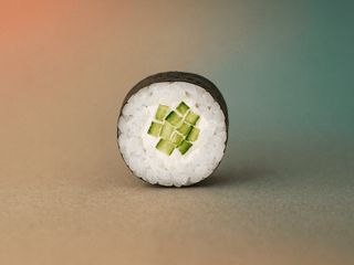 HOSOMAKI Z OGÓRKIEM, KREMOWYM SERKIEM I SEZAMEM