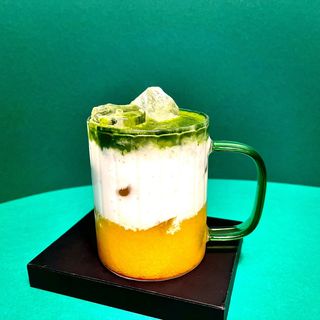 Matcha z brzoskwiniami