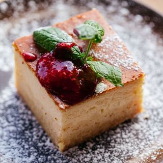 Delikatny sernik z musem malinowym