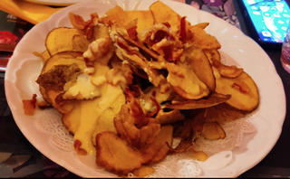 Chips, fonduta e pancetta