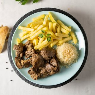 Ficat de pui prăjit cu garnitură mixtă