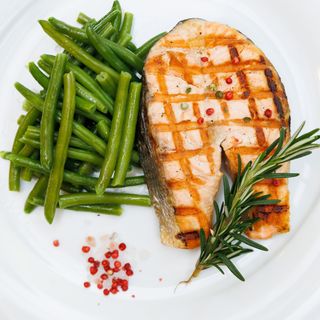 Somon la gratar cu fasole pastai