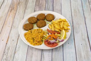 Plato Vegetal Con Ensalada, Falafel Y Patatas