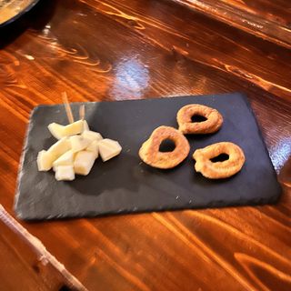 Caciocavallo a tocchetti e taralli