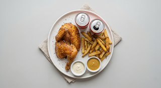 Jumatate de pui la rotisor cu cartofi prajiti si doza Coca Cola