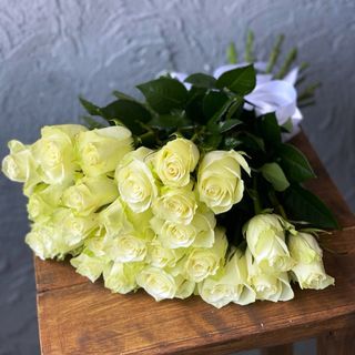 25 білих троянд