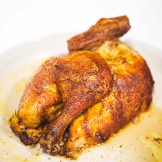 Medio Pollo KIKIRIKI con patatas asadas y allioli