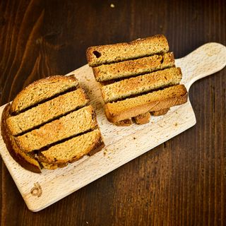 გახუხული შავი პური ნივრით