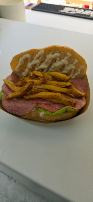Sandwich cu salam