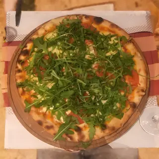 Pizza sa paradajzom, mozzarellom i rukolom