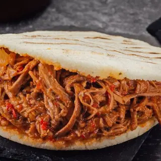 Arepa carne mechada 