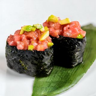 407.- Gunkan Atún Con Aguacate Spicy