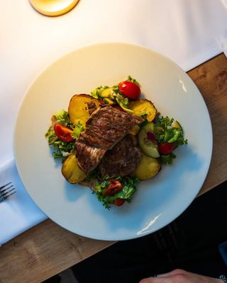 Ceafa de porc cu cartofi la cuptor si salata