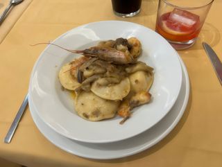 Raviolis Con Salsa Crema De Langostinos