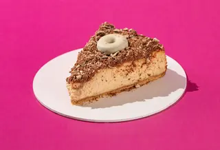 Tarta De Queso Porción Caramelo Salado Y Filipinos Blancos