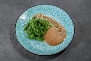 Салат водорості Чука з Горіховим соусом (110/40г)