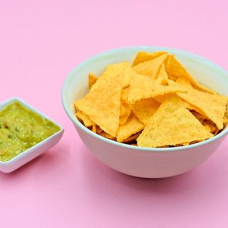 Nachos con salsa di avocado