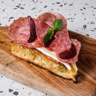 Focaccia con brie, cipolla caramellata e salame Milano